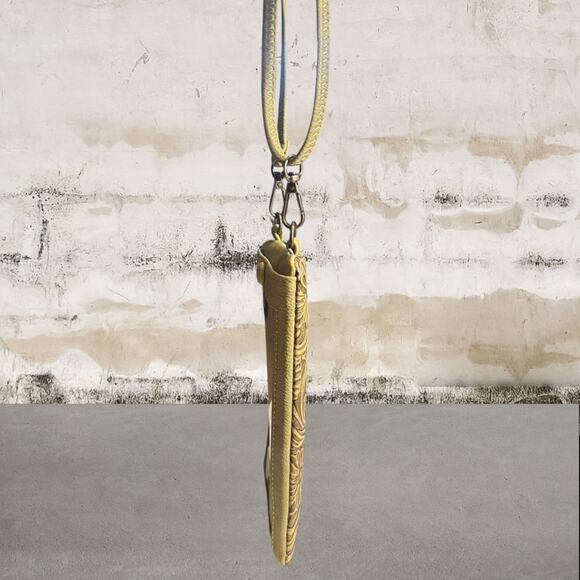 Montana West NWOT Faux Leather Tooled Crossbody/Wristlet or Beauty Item - Picture 3 of 7